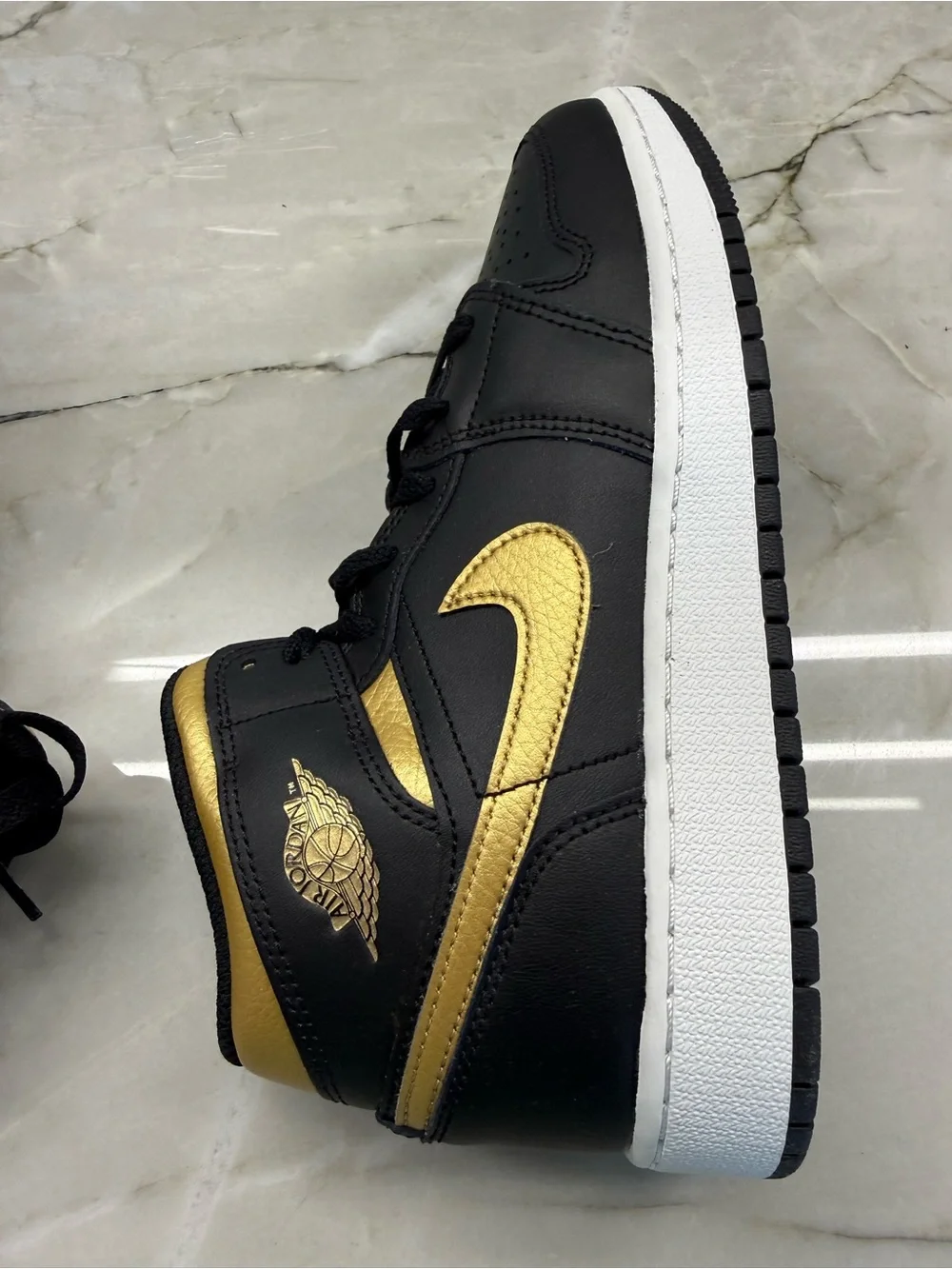 Nike sleek mid